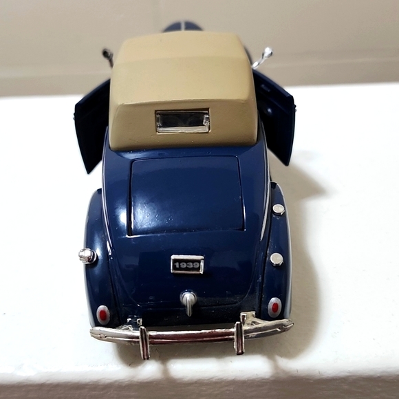 VINTAGE 1939 Ford Deluxe Convertible Coup - Picture 4 of 7